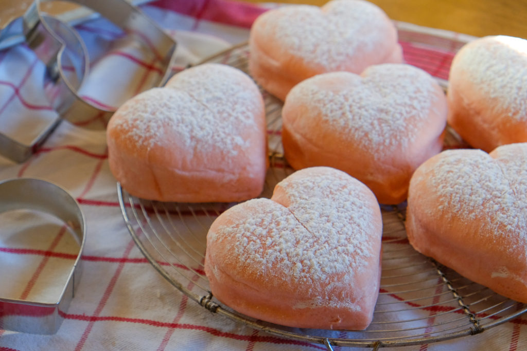 ハート形のピンク白パン