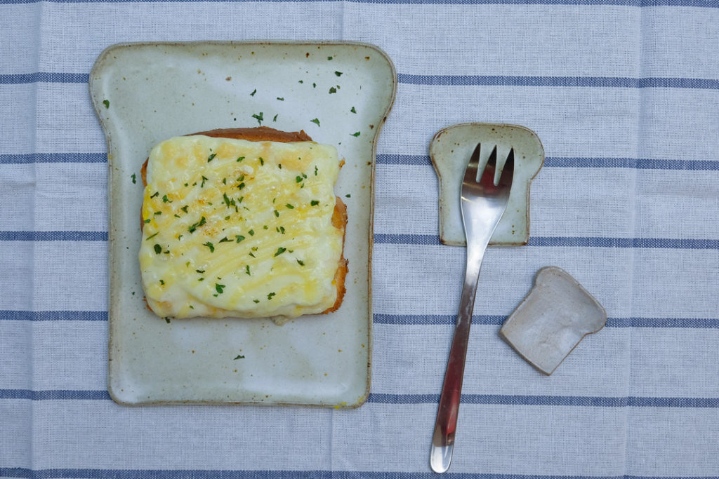 手作りの食パン皿と