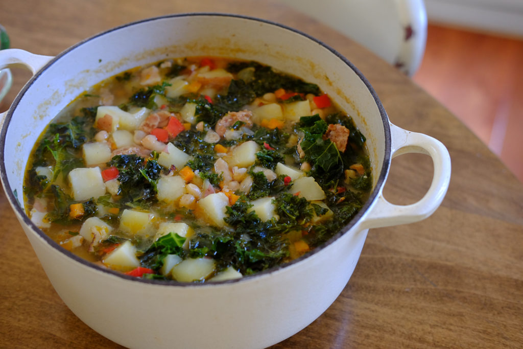ソーセージ、豆、ケールのスープ