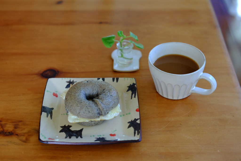 黒ゴマベーグルサンドイッチの朝ごはん