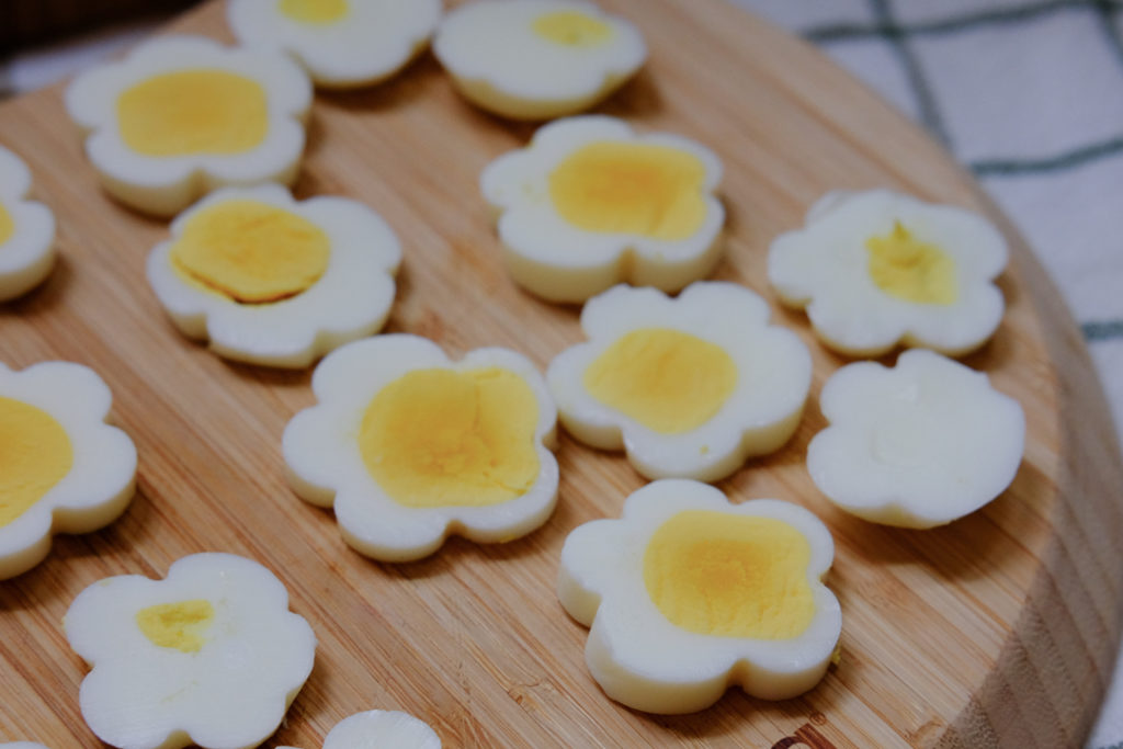 簡単に出来た めちゃくちゃかわいい お花の形のゆで卵 それから