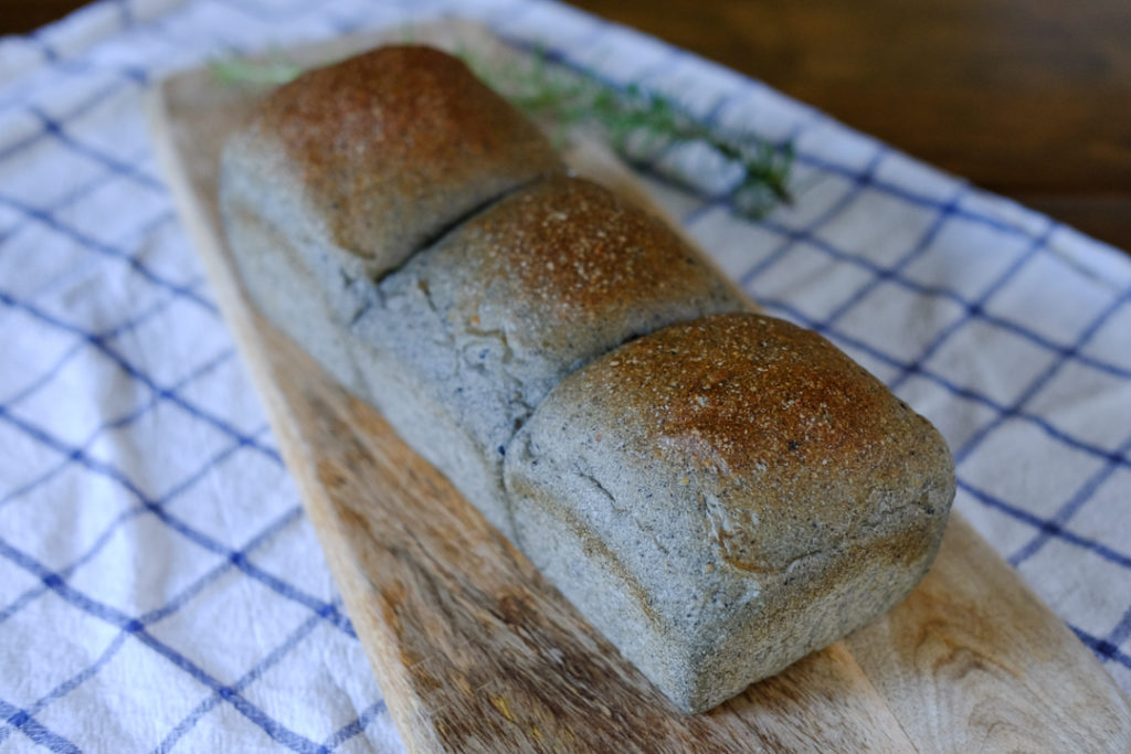 自家製酵母のごまパン