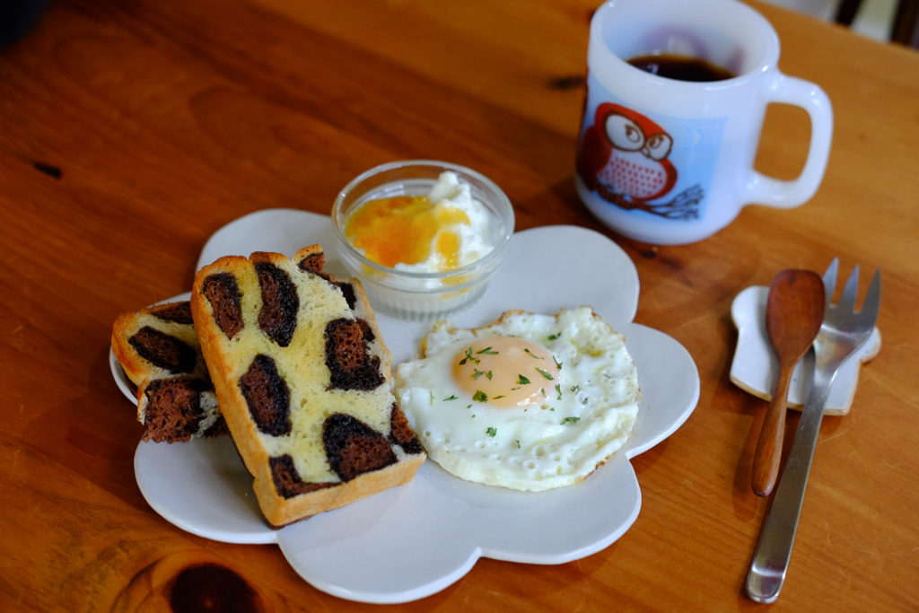 ヒョウ柄パンで朝ごはん