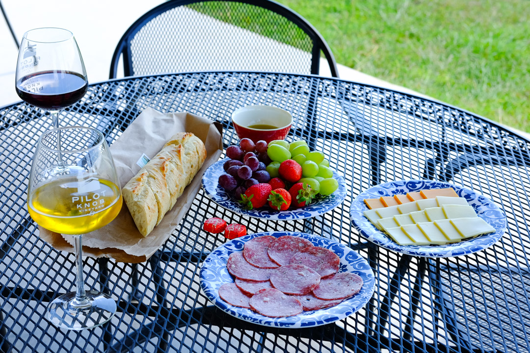 素晴らしい景色を眺めながらの💛ワイナリーでのピクニックランチPilot Knob Vineyard