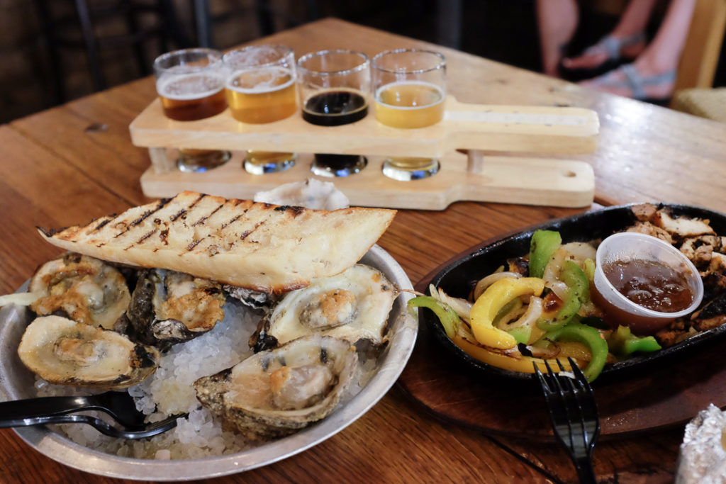 牡蠣とジャークチキン、ビールのフライト