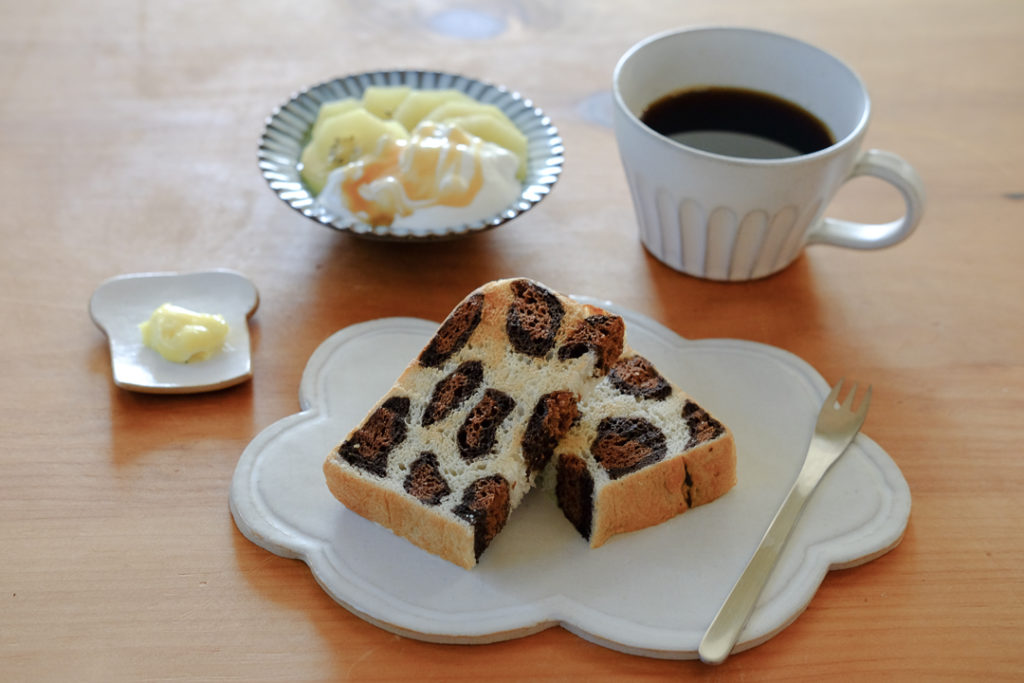 ヒョウ柄トーストの朝ごはん