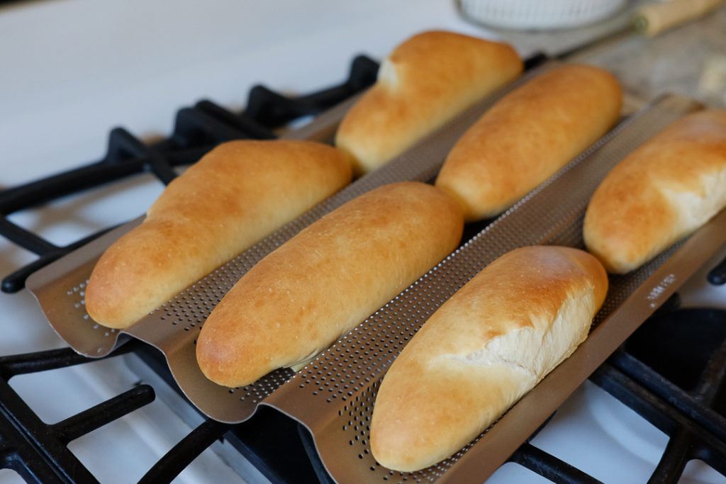 パン きれいに焼くのは なかなか難しい ホットドッグ用のバンズ コッペパン ３６５日 おいしいものだけ