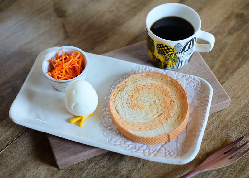 渦巻パンとたまごのひよこで、朝ごはん