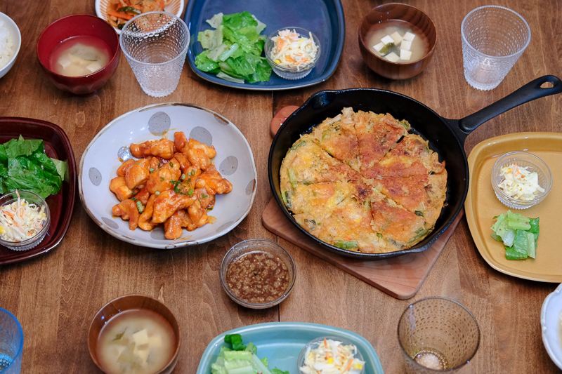 韓国料理の夕ごはん ヤンニョムチキンとキムチ チーズ入りのチヂミ ３６５日 おいしいものだけ
