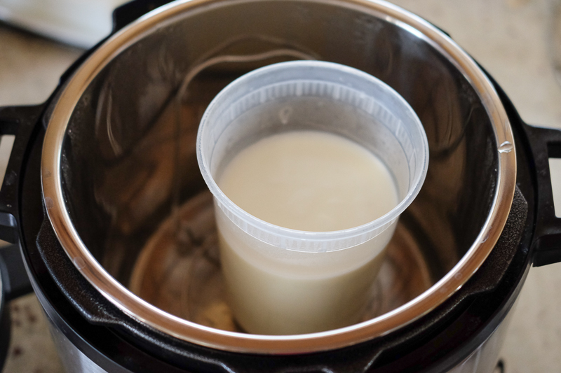 牛乳とヨーグルトを混ぜて、インスタントポットにセット