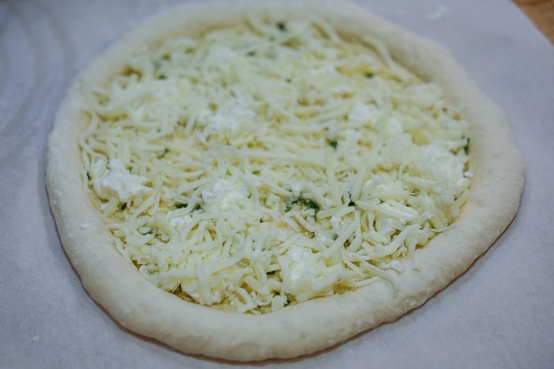 レシピ 生ハムとルッコラ アルグラ のピザ チーズはリコッタ モッツァレラのダブル使い ３６５日 おいしいものだけ