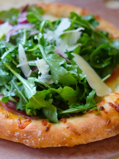 アルグラと生ハムのピザ