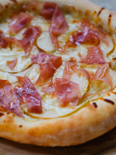 洋ナシと生ハムのピザ